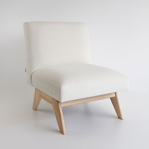 Křeslo elegantní s bukovou podnoží v neutrální barvě
