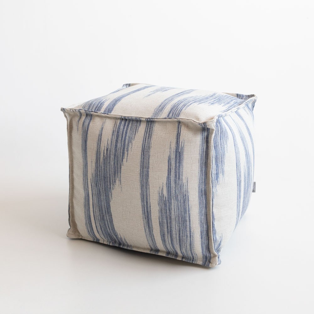 Pouf v modrobílé outdoorové látce