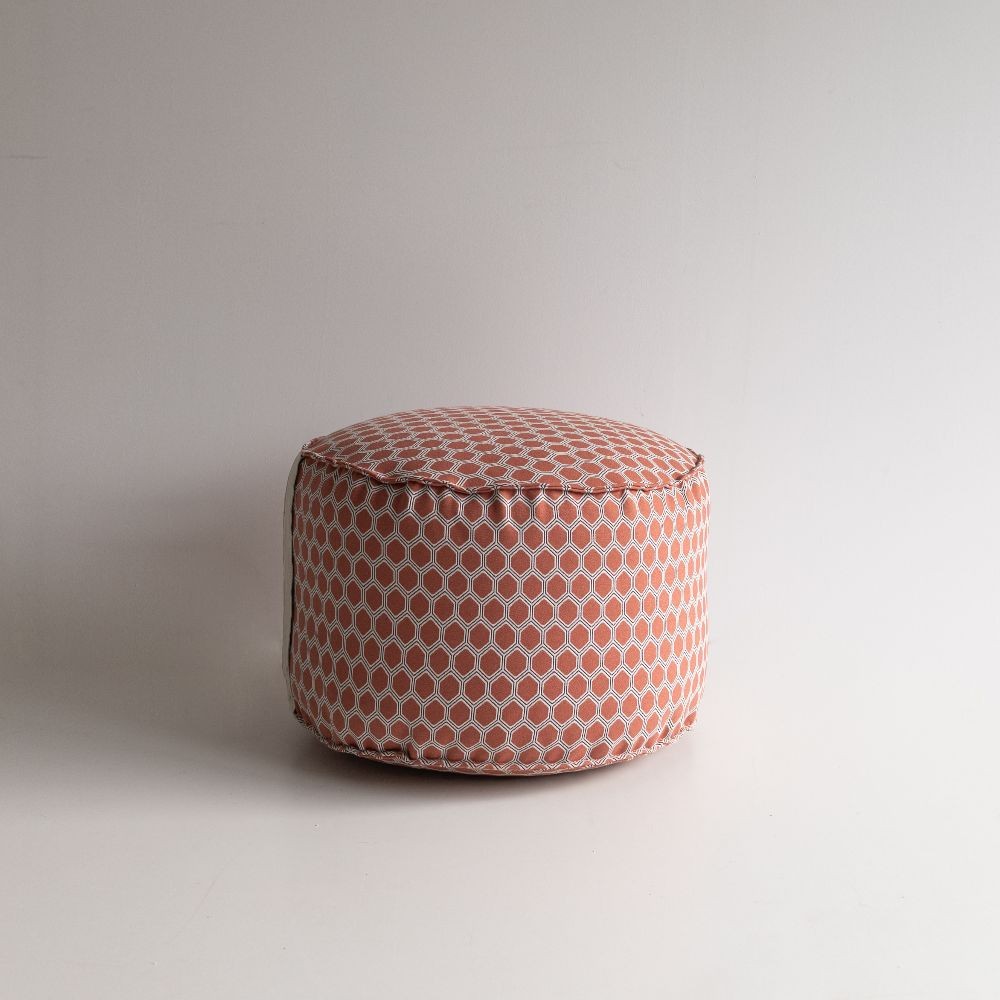 Kulatý pouf v červené geometrické látce