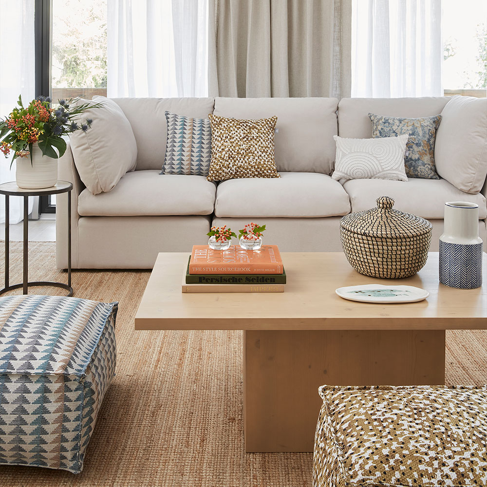 Obývací pokoj s látkami z produkce KA International se sedačkou v béžové barvě