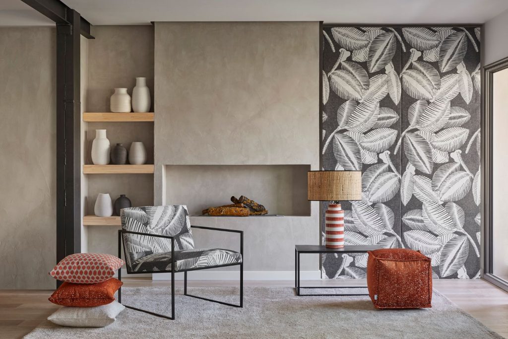 Obývací pokoj v moderní černobílé barvě s kontrastní oranžovou 